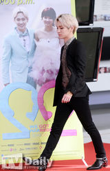 组图：SJ希澈与SHINeeKey携妻亮相发布会