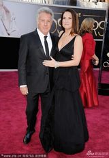 组图：达斯汀-霍夫曼与妻子穿黑色情侣装