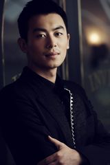 高清：朱亚文黑白型男写真 褪去青涩展时尚魅力