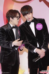 组图：韩团Block B亲民袭港 成员朴经疯狂送抱