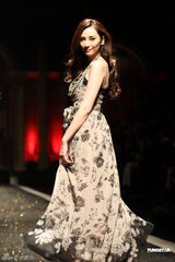 吴佩慈走秀捞金忙 称等大S生二胎时再考虑结婚(图)