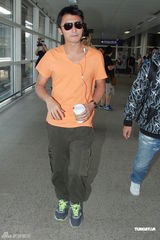 组图：谢霆锋潮装上海回港 拒回应为拉姑庆生