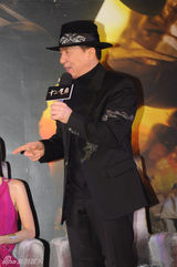 组图：《十二生肖》上海首映 主创耍宝齐跳2摆舞