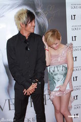 组图：滨崎步签写真集慈善义卖 绯闻男友默契相伴