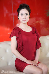 组图：芙蓉姐姐演讲获专人护驾 遭粉丝热情围困