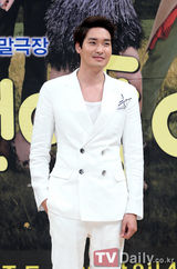 组图：韩星李青儿新剧发布会嫩黄深V长裙秀胸器