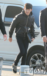 组图：金秀贤全智贤机场重聚 黑白配登对