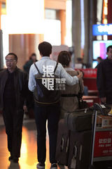 独家：蔡琳机场挽手琼瑶男 举止亲密疑吃嫩草