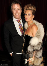 组图：凯特-莫斯派对性感复古风情迷人