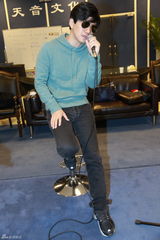 组图：李健上海演唱会彩排 戴墨镜深情演唱