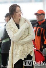 组图：金泰熙白衣紧身裤帅气现身机场飞上海