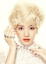 组图：李晟最新女神范写真 白发红唇尽显大气