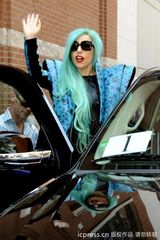 组图：Lady Gaga彩排亲力亲为 自行上下爬钢架