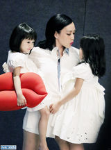 组图：钟丽缇首携三女拍大片 四朵金花笑颜绽放