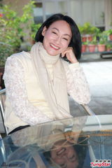 组图：惠英红新春下厨包金钱水饺 称要“封腿”