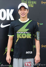 组图：韩星朴秀珍帝国之子等参加长跑活动