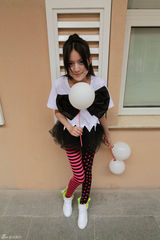 组图：叶熙祺搞怪黑白造型曝光 手拿气球扮俏皮