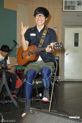 组图：卢广仲不畏台风彩排 郭采洁探班送补品