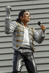 组图：伦敦富勒姆队球场外竖起杰克逊雕像