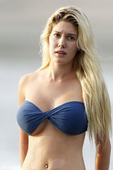 高清组图：性感女星海蒂-蒙塔格比基尼秀丰胸