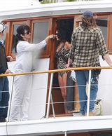 组图：林赛-罗韩豹纹比基尼现身片场