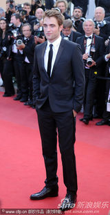 组图：麦克格雷格携妻走秀显恩爱