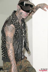 组图：麦浚龙邀僵尸男拍MV 否认有子暂无心当爸