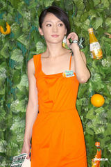 高清图：周迅出席代言活动 清新短裙身材骨感