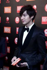 组图：韩星李敏镐《星尚大典》获人气奖