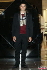 组图：林依晨透明皮裙亮相 豹纹上衣抢镜