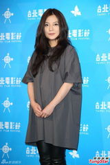 组图：赵薇宽松装扮携赵又廷亮相台湾