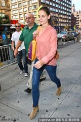 组图：凯蒂早起逛街心情好 没带婚戒婚姻告吹