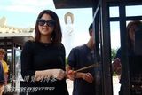 组图：李湘为复出备战 穿黑装虔诚拜佛祈求保佑