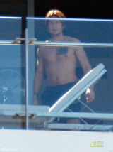 组图：妮可基德曼阳台放松被拍 丈夫裸上身晒日光浴