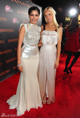 组图：《惊天战神》首映女星比美 米基洛克笑搂超模