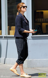 组图：艾玛超帅中性装扮出街 雅痞风格秀另类