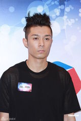 组图：周柏豪连诗雅现身回应亲密照事件