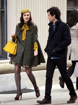 高清组图：莉顿-梅斯特街拍 斗篷大衣搭配花裙