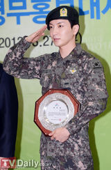 组图：SJ利特被任军务形象大使展刚强军人风范