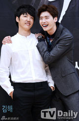 组图：李钟硕尹相铉再合作 挽手飞吻欢乐多