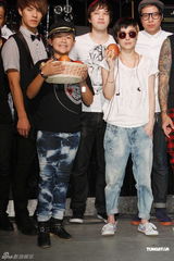 组图：何超仪推新EP携团开唱 感谢老板陈冠希支持