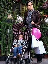 幻灯：洛佩兹出席《就是这样》首映 休杰克曼搞慈善