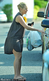 组图：温丝莱特孕期素颜拖鞋出街 凸肚涨奶腿肿