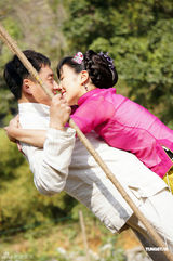 组图：叶璇李东学新戏秋千激吻 戏里戏外大秀恩爱