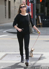 组图：德普双性恋女友街头遛狗 狂发短信疑传情