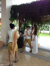 组图：孙敬媛白裙露背装性感 与泰国型男合影