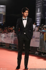 组图：金钟红毯陈柏霖亮相 笑容满面引粉丝尖叫