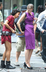 组图：克莱尔-丹尼斯挺大肚现身片场任监制