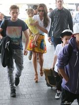 组图：贝嫂携儿女现身机场 哥哥们护花小七抢镜