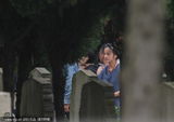 组图：赵薇墓地拍戏脸色严肃 烧香祭奠逝者显尊重